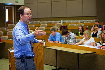Professor Dustin Buehler introduces first-year law students to the basics of civil procedure in the law school’s 200-seat E.J. Ball Courtroom. Photo Russell Cothren